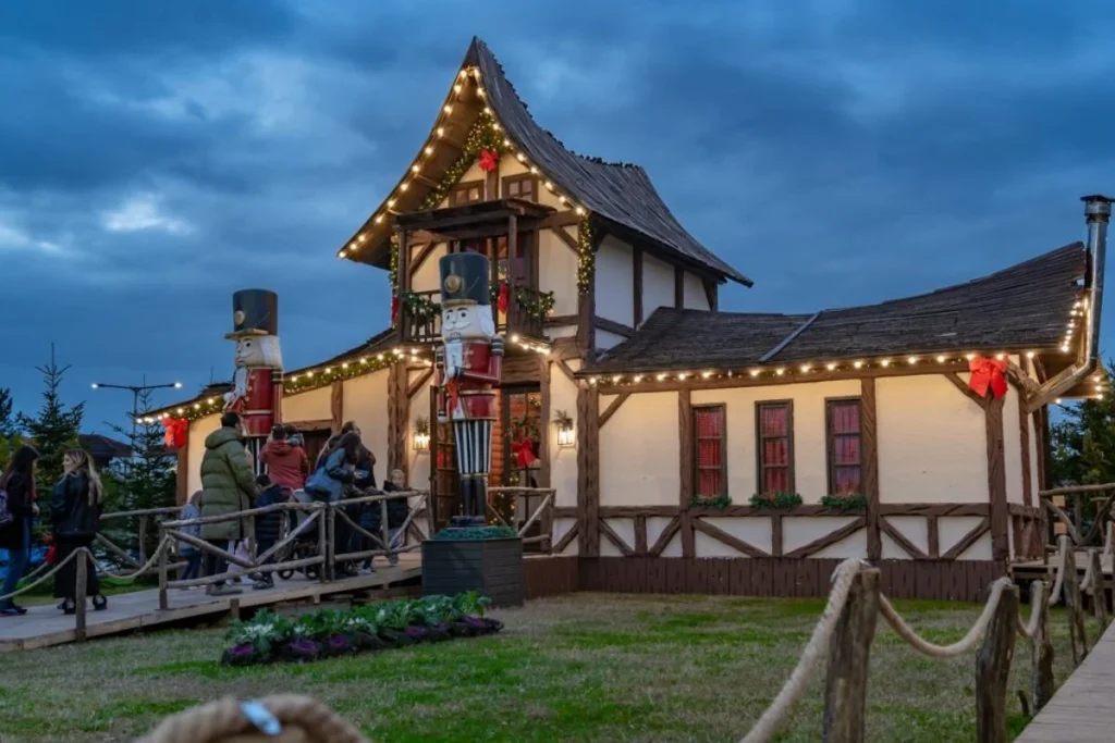 The illuminated Mill of the Elves theme park at night, featuring festive decorations and lights. (Credit: Pixabay)